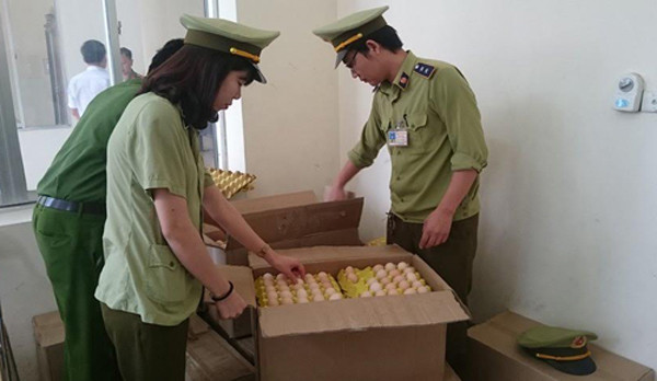 Lực lượng chức năng kiểm tra lô hàng nhập lậu. Ảnh: Lam Sơn.