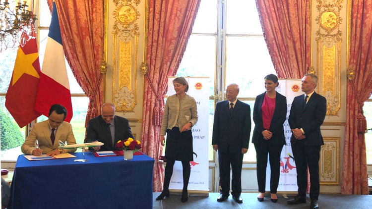 Chủ tịch Tập đoàn FLC Trịnh Văn Quyết (trái) và Phó Chủ tịch Airbus phụ trách thương mại Eric Schulz (phải) ký kết hợp đồng thoả thuận mua 24 máy bay A321NEO cho Bamboo Airways