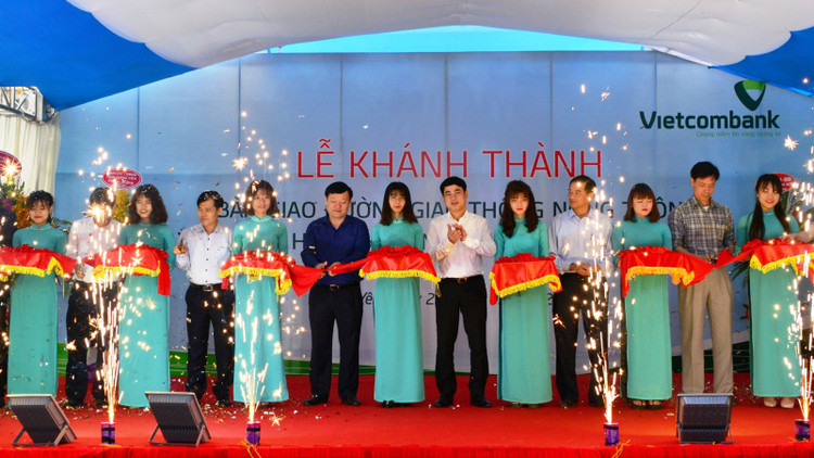 Các đại biểu cắt băng khánh thành đường nông thôn mới trị giá 3 tỷ đồng do Vietcombank tài trợ