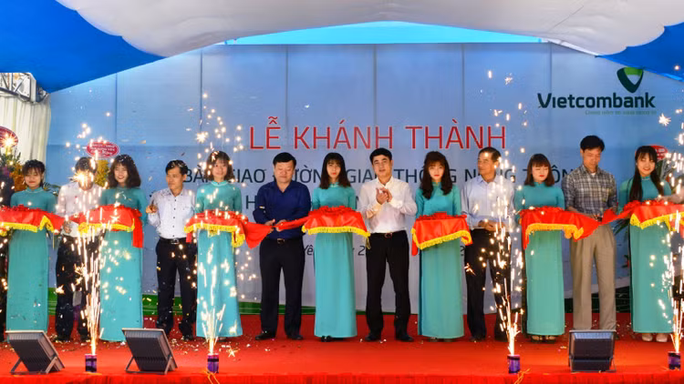 Các đại biểu cắt băng khánh thành đường nông thôn mới trị giá 3 tỷ đồng do Vietcombank tài trợ