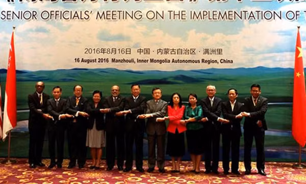 Các quan chức cấp cao ASEAN và Trung Quốc cùng chụp ảnh tại cuộc họp bàn về DOC. Ảnh: Xinhua.