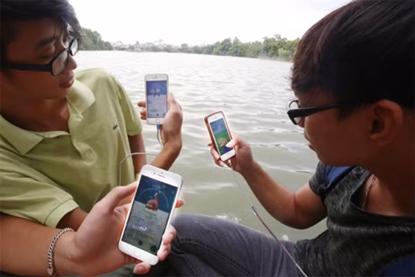 Người dùng nên hạn chế chơi Pokemon Go tại các khu vực nguy hiểm như sông hồ. Ảnh:Giang Huy