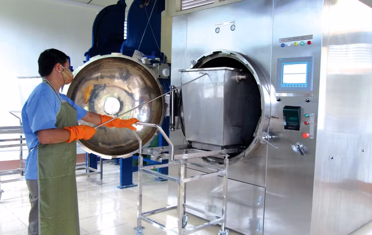 Gói thầu Xây lắp + thiết bị thuộc Dự án Đầu tư thí điểm áp dụng công nghệ mới trong việc xử lý chất thải y tế có giá gói thầu hơn 18,2 tỷ đồng. Ảnh minh họa