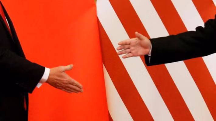 Tổng thống Mỹ Donald Trump và Chủ tịch Trung Quốc Tập Cận Bình đưa tay ra bắt tại Đại lễ đường Nhân dân ở Bắc Kinh, tháng 11/2017 - Ảnh: Reuters.