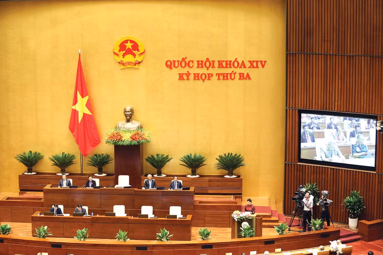 Đại biểu Quốc hội cho rằng, việc kiểm soát, quản lý nợ công để đảm bảo an toàn nợ công là cấp thiết. Ảnh: Đoàn Bắc