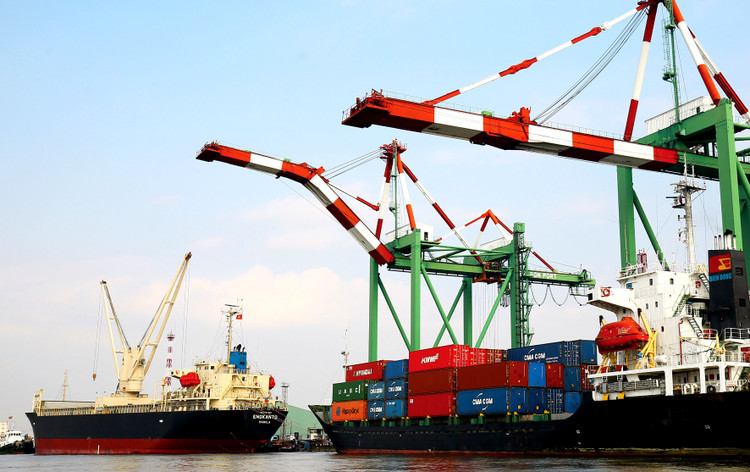 Ước thu ngân sách nhà nước từ hoạt động xuất nhập khẩu tháng 2/2020 đạt 23.700 tỷ đồng, giảm hơn 2.000 tỷ đồng so với tháng trước. Ảnh: Lê Tiên