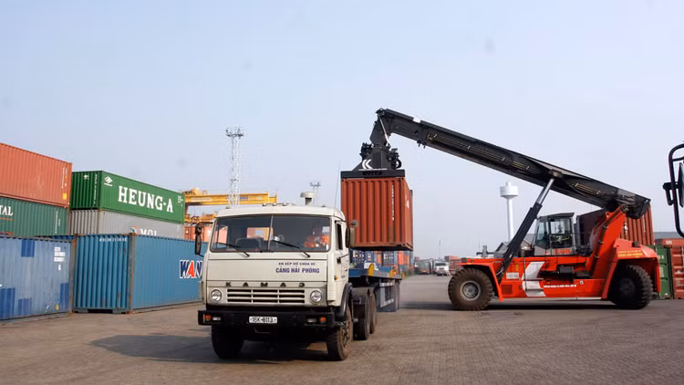 Còn nhiều bất cập trong các khoản chi phí mà doanh nghiệp phải trả. Ảnh: Tường Lâm