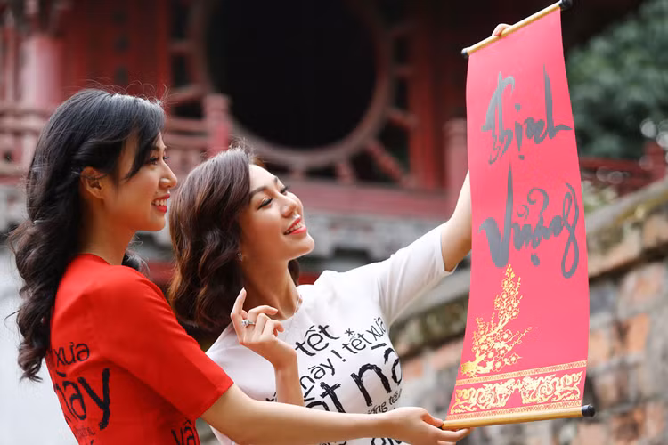 Chữ “Vượng” không chỉ thể hiện mong ước một tương lai xán lạn, mà còn bao gồm cả khí thế mạnh mẽ như ngọn lửa rừng rực cháy. Ảnh: Tiên Giang