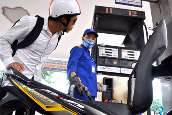 Thay đổi cách tính thuế tiêu thụ đặc biệt mới khiến mỗi lít xăng đắt thêm 200 đồng so với trước.