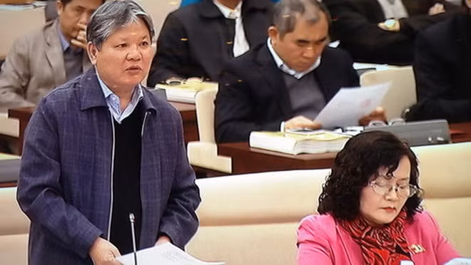 Ông Hà Hùng Cường thay mặt Chính phủ kiến nghị Ủy ban Thường vụ Quốc hội cho lùi thời gian trình dự án Luật biểu tình - Ảnh: L.K