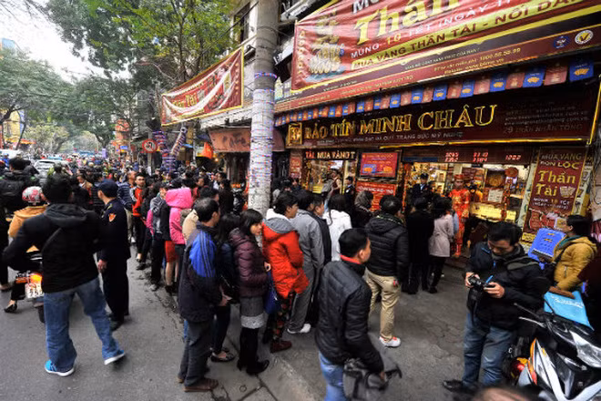 Từ Bắc chí Nam, dân chen chúc mua vàng ngày Thần Tài