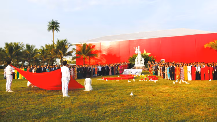 Các doanh nhân sum vầy quanh tượng đài Mẹ Việt Nam, hướng về biển đảo quê hương và hát quốc ca. Ảnh: Trần Thường