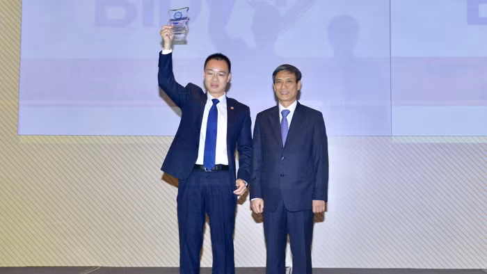 Ông Nguyễn Mai Khanh - Giám đốc Ban Phát triển Ngân hàng Bán lẻ, đại diện BIDV nhận giải thưởng “Ngân hàng bán lẻ tiêu biểu 2016”