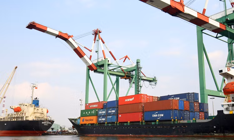 Trong nửa đầu tháng 5, Việt Nam nhập siêu 1,85 tỷ USD. Ảnh: Lê Tiên