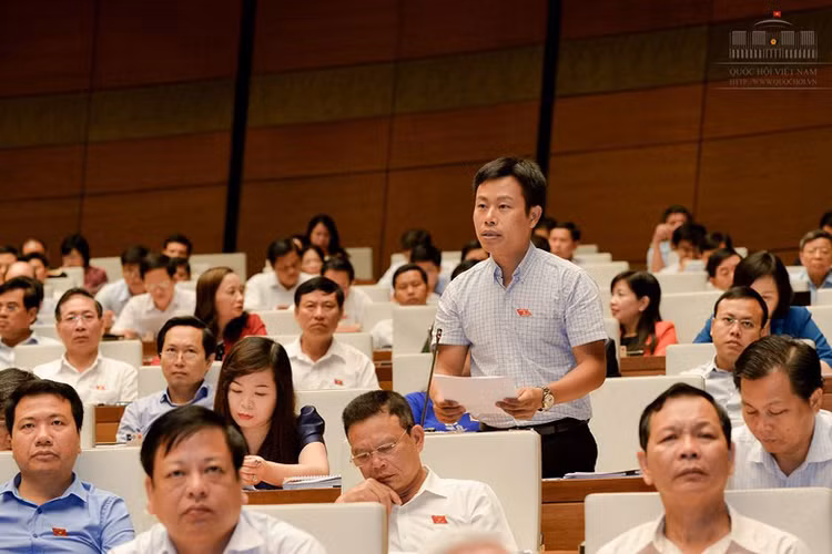 Đại biểu Lê Quân (Đoàn TP. Hà Nội) cho rằng, cần cân nhắc hình phạt đình chỉ pháp nhân thương mại. Ảnh: Trần Kiên