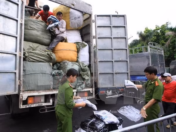 Một vụ bắt giữ hàng lậu. (Ảnh: Doãn Tấn/TTXVN)