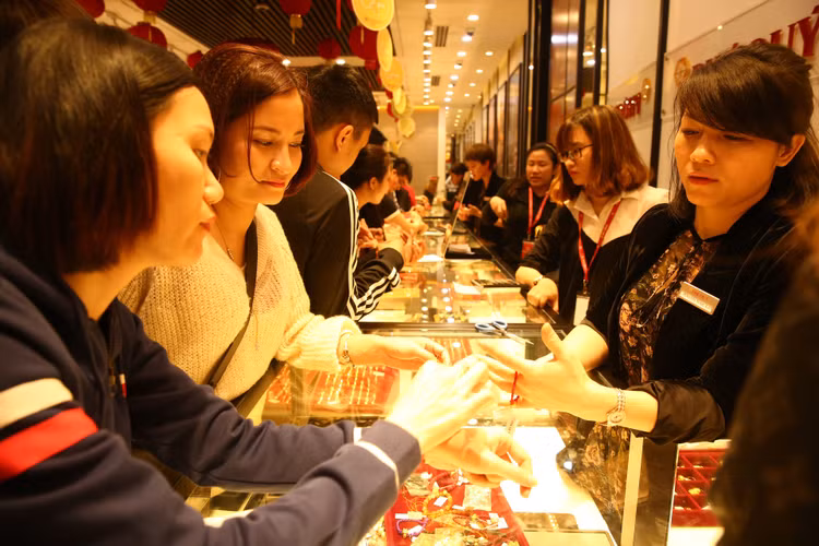 Việc nâng giá bán vàng của các công ty trong ngày Thần Tài là do yếu tố thời vụ, khi nhu cầu thị trường quá cao. Ảnh: Lê Tiên