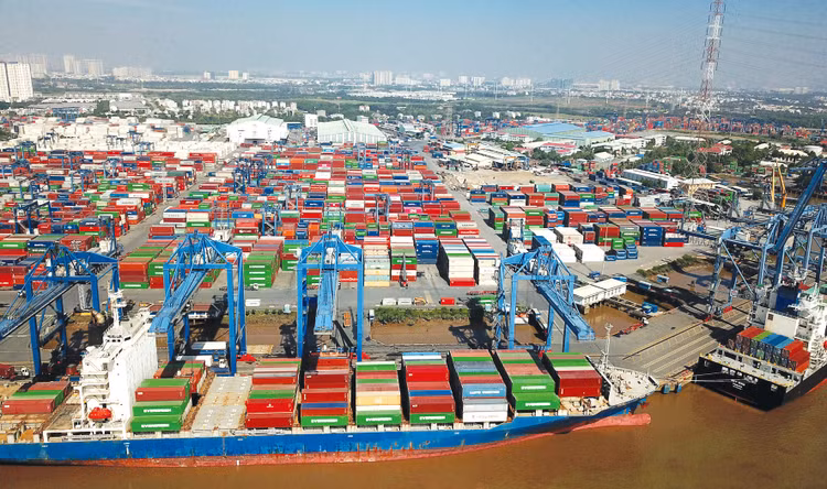 Giảm giá, phí bốc xếp, lưu kho tại các cảng hàng không, cảng biển, cảng đường thủy nội địa là một trong những giải pháp đề xuất hỗ trợ doanh nghiệp. Ảnh: Lê Tiên