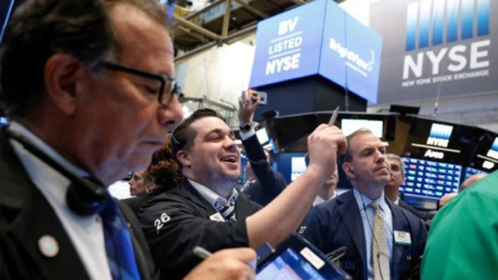 Các nhà giao dịch cổ phiếu trên sàn NYSE ở New York, Mỹ - Ảnh: Reuters.
