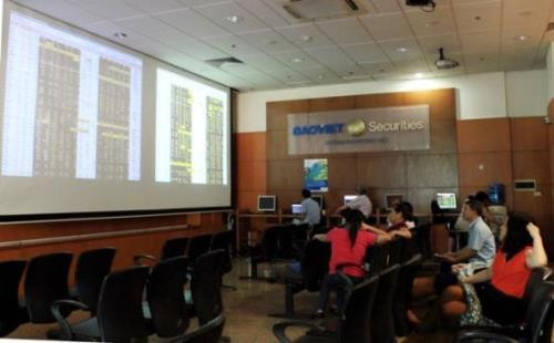 Chứng khoán ngày 9/4: VN – Index mất mốc 990 điểm. Ảnh: Trần Việt- TTXVN