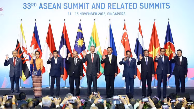 Thủ tướng Nguyễn Xuân Phúc và các trưởng đoàn chụp ảnh chung tại Lễ khai mạc Hội nghị Cấp cao ASEAN 33. Ảnh: Thống Nhất