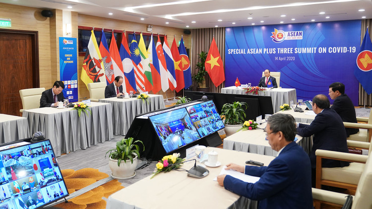 Thủ tướng Nguyễn Xuân Phúc chủ trì Hội nghị Cấp cao đặc biệt trực tuyến ASEAN+3 về ứng phó dịch bệnh Covid-19. Ảnh: Hiếu Nguyễn