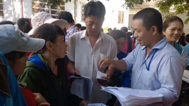 Cán bộ LĐLĐ huyện Hóc Môn hướng dẫn công nhân làm thủ tục đưa vụ việc ra tòa