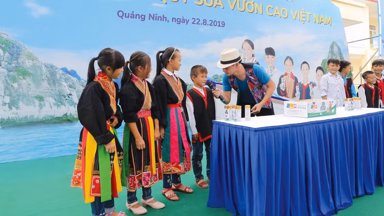 Năm 2019, Vinamilk và Quỹ sữa Vươn cao Việt Nam đã trao tặng 1.635.000 ly sữa trị giá gần 11 tỷ đồng dành cho 18.000 trẻ em của 25 tỉnh, thành trên cả nước