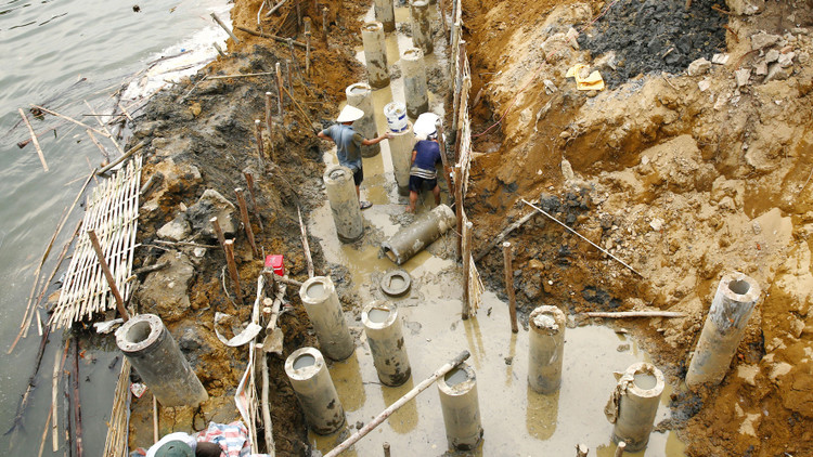 Gói thầu số 12 Gia cố kè Sơn Tây, thị xã Sơn Tây, TP. Hà Nội lựa chọn nhà thầu theo hình thức đấu thầu rộng rãi trong nước. Ảnh: Nhã Chi