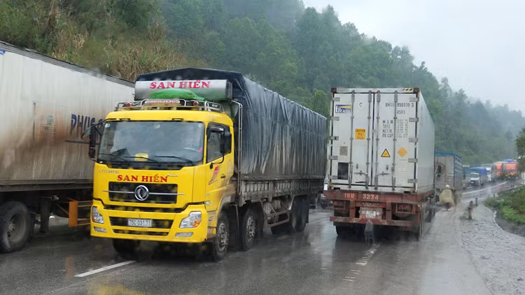 Xuất hiện tình trạng một số quy định tại các văn bản sửa đổi, bổ sung thêm thủ tục, gây khó khăn, phiền phức hơn cho doanh nghiệp khi thông quan qua biên giới. Ảnh: Lê Tiên