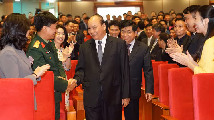 Thủ tướng Chính phủ Nguyễn Xuân Phúc với các đại biểu dự Hội nghị triển khai kế hoạch công tác và tập huấn phương án điều tra doanh nghiệp năm 2020. Ảnh: Hiếu Nguyễn