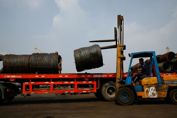 Mức thưởng Tết Bính Thân 2016 cho lao động trong các doanh nghiệp dự báo sẽ “nhỉnh” hơn mức thưởng năm 2015. Ảnh: LTT 