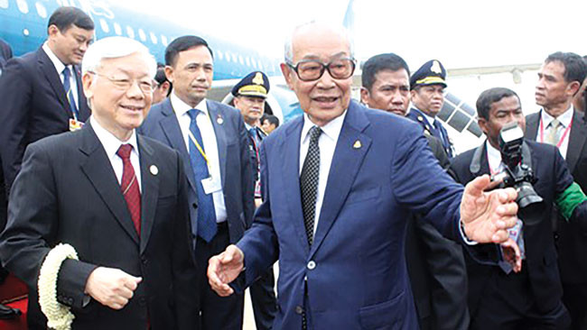 Phó Thủ tướng, Bộ trưởng Hoàng cung Samdech Kong Som Ol đón Tổng Bí thư Nguyễn Phú Trọng và đoàn tại sân bay. Ảnh: Tấn Tuân