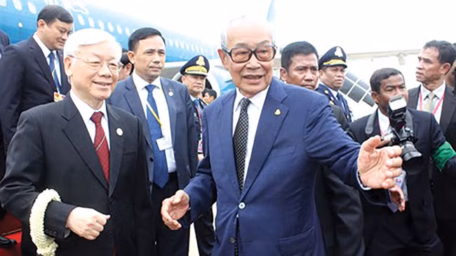 Phó Thủ tướng, Bộ trưởng Hoàng cung Samdech Kong Som Ol đón Tổng Bí thư Nguyễn Phú Trọng và đoàn tại sân bay. Ảnh: Tấn Tuân