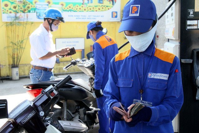 Năm 2015, Petrolimex đạt lợi nhuận 1.990 tỉ đồng từ kinh doanh xăng dầu, trong khi năm 2014, lỗ 8 tỉ đồng.