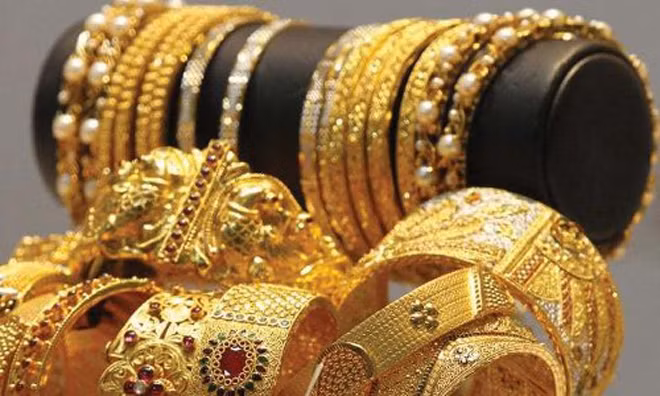 Giá vàng biến động mạnh trong vài phiên gần đây do chờ thông tin cuộc họp chính sách của Fed. Ảnh: Dawn.