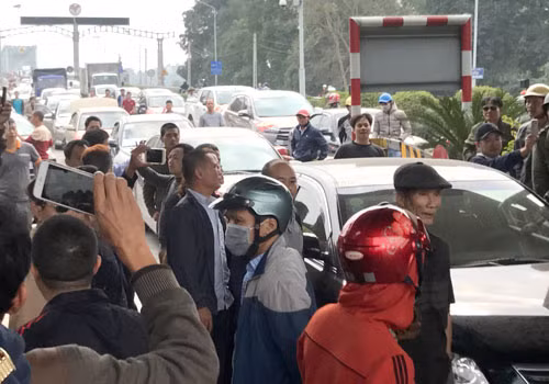 Người dân tập trung phản đối trạm thu phí BOT Bến Thủy 1. Ảnh:Nguyễn Hải