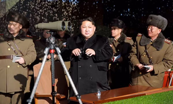 Nhà lãnh đạo Triều Tiên Kim Jong-un thị sát quân đội Triều Tiên tập trận. Ảnh:Japan Times.