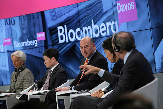 Các thành viên chủ tọa tại Hội nghị “Nền kinh tế Trung Quốc đang đi về đâu?”