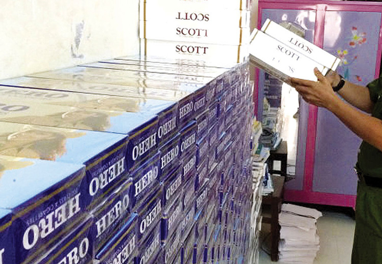 Có nhiều ý kiến trái chiều về việc thí điểm đấu giá thuốc lá nhập lậu bị tịch thu. Ảnh: NC st