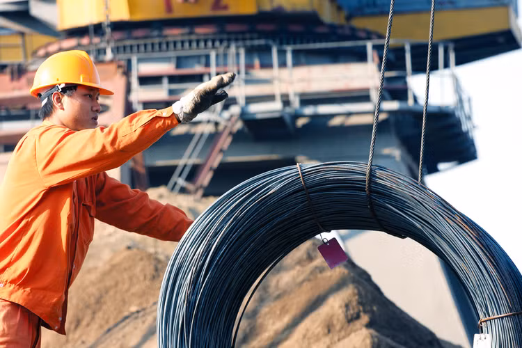 Theo Công ty CP Chứng khoán SSI, trong năm 2020, sản lượng tiêu thụ của ngành thép tiếp tục ở mức thấp, chỉ tăng khoảng từ 5 - 7%. Ảnh: Lê Tiên