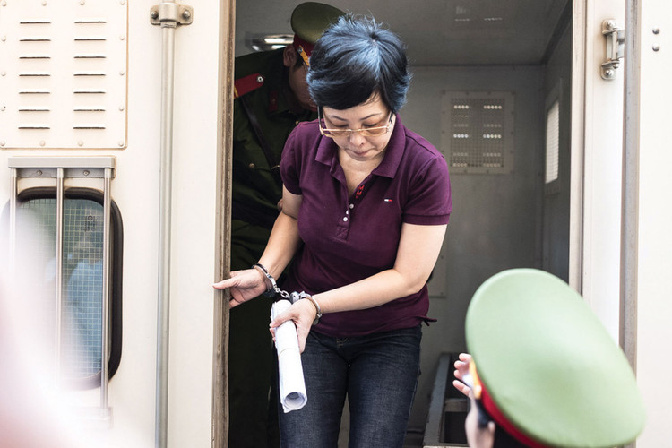 Bị cáo Châu Thị Thu Nga được dẫn giải vào phiên xét xử phúc thẩm. Ảnh: Nguyễn Khánh