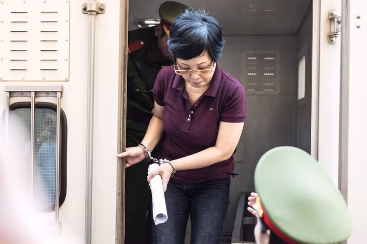 Bị cáo Châu Thị Thu Nga được dẫn giải vào phiên xét xử phúc thẩm. Ảnh: Nguyễn Khánh