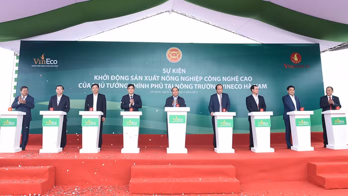 Thủ tướng Nguyễn Xuân Phúc nhấn nút khởi động sản xuất nông nghiệp công nghệ cao tại tỉnh Hà Nam