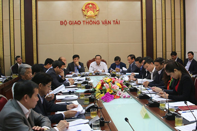 Thứ trưởng phụ trách Bộ GTVT Nguyễn Hồng Trường chỉ đạo tại buổi họp sáng 1/3