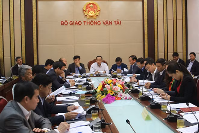 Thứ trưởng phụ trách Bộ GTVT Nguyễn Hồng Trường chỉ đạo tại buổi họp sáng 1/3