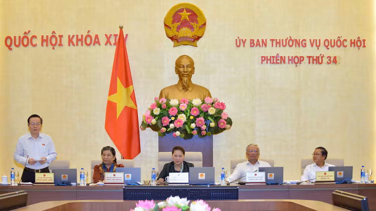 Phó Chủ tịch Quốc hội Phùng Quốc Hiển điều hành nội dung thảo luận, cho ý kiến về Dự án Luật sửa đổi, bổ sung một số điều của Luật Đầu tư công. Ảnh: Quang Khánh