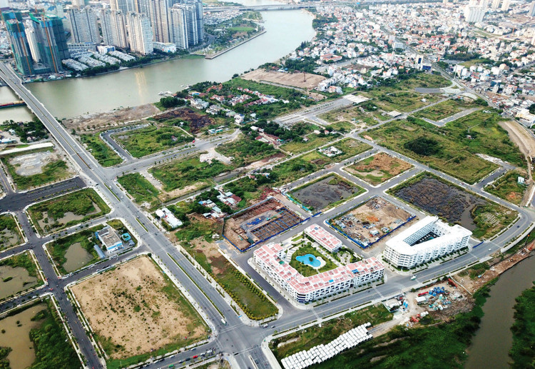 Khung giá đền bù khi thu hồi đất thấp hơn quá xa giá thị trường khiến công tác giải phóng mặt bằng gặp nhiều khó khăn. Ảnh: Lê Tiên