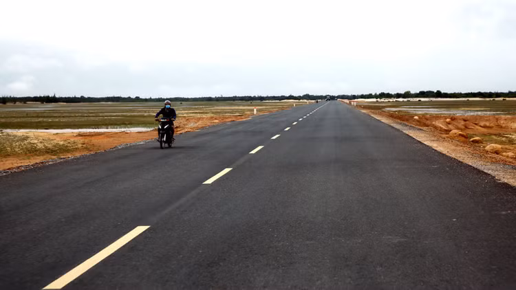 Cao tốc Mỹ Thuận - Cần Thơ dài 23,6 km; giai đoạn 1 đầu tư mặt cắt ngang 4 làn xe, bề rộng mặt đường 17 m với tổng mức đầu tư là 5.408 tỷ đồng. Ảnh: Phan Hiển