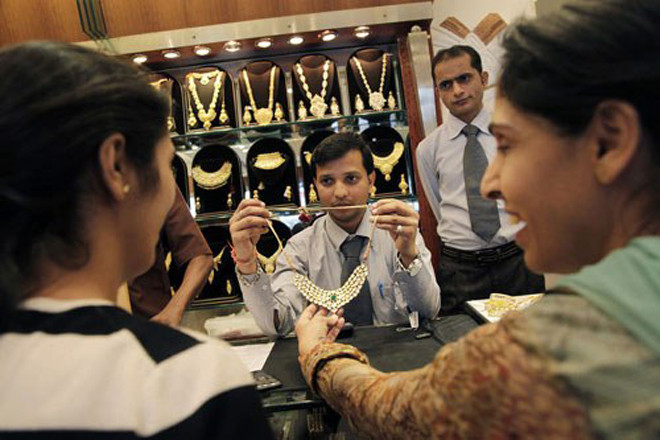 Giá vàng nhanh chóng bứt lên sau khi Fed tuyên bố giữ nguyên lãi suất. Ảnh:Bloomberg.